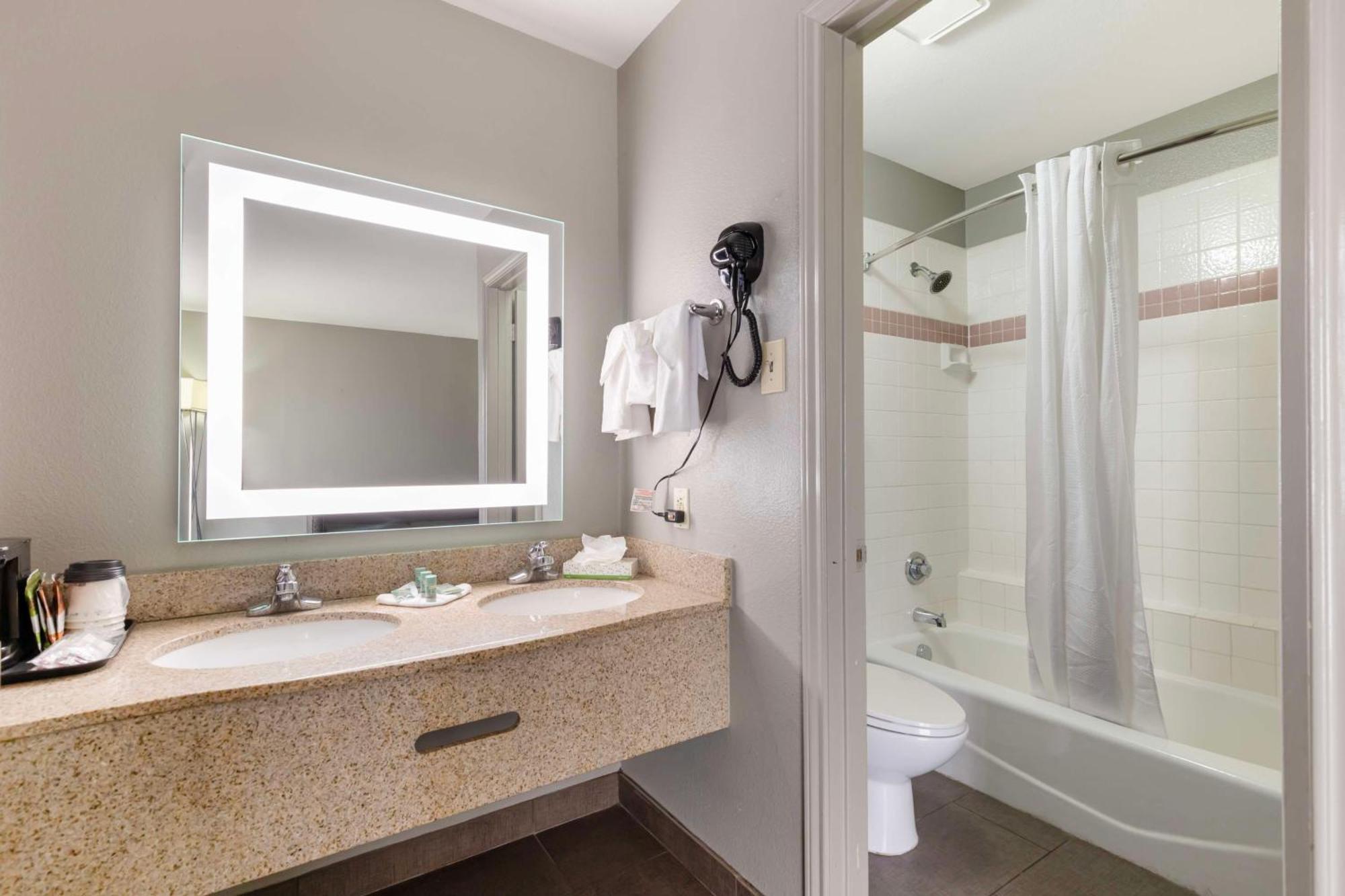 Best Western Near Lackland Afb Seaworld San Antonio Exterior photo